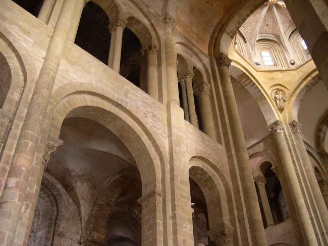 La nef de l'église avec la tour lanterne