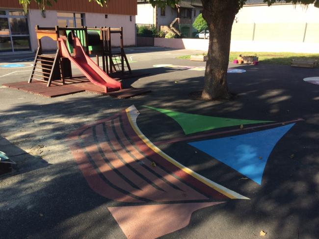 Jeux dans la cour d'école